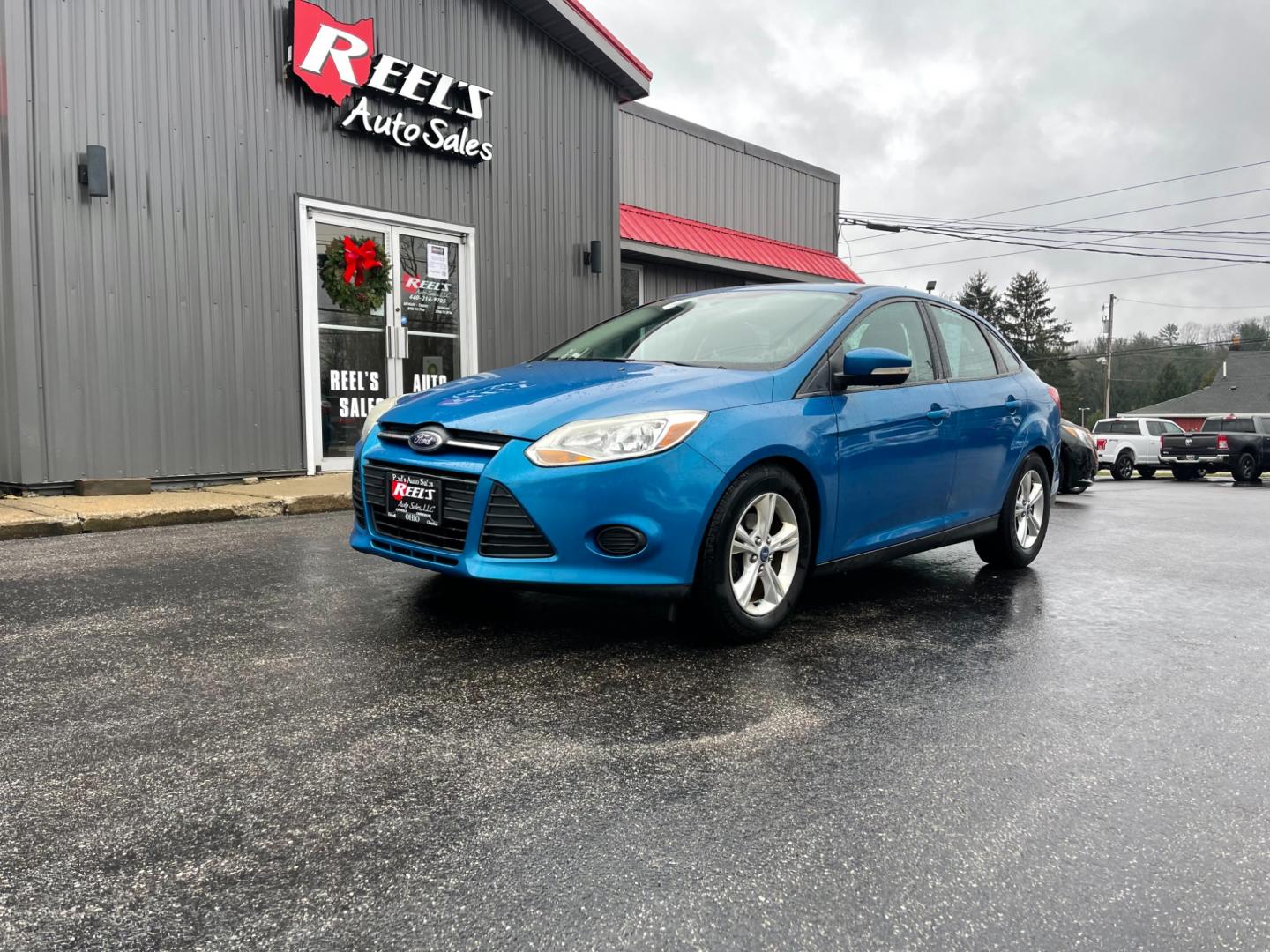 2014 Blue /Black Ford Focus SE Sedan (1FADP3F2XEL) with an 2.0L I4 DOHC 16V FFV engine, 6-Speed Automatic transmission, located at 547 E. Main St., Orwell, OH, 44076, (440) 437-5893, 41.535435, -80.847855 - Photo#0